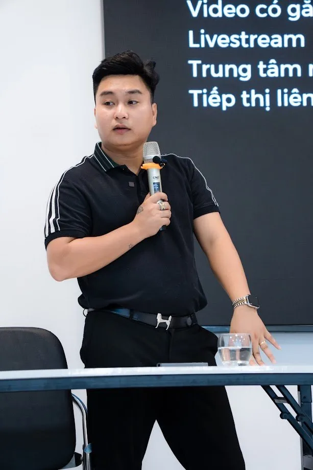 Bùi Mạnh Tiến giảng dạy các hình thức bán hàng trên TikTok Shop tại TikCom Academy