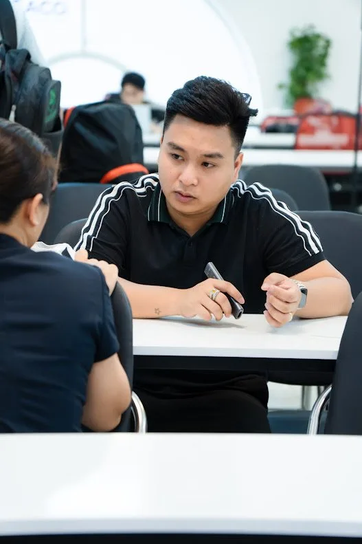 Bùi Mạnh Tiến tư vấn 1-1 cho học viên làm TikTok Shop Affiliate